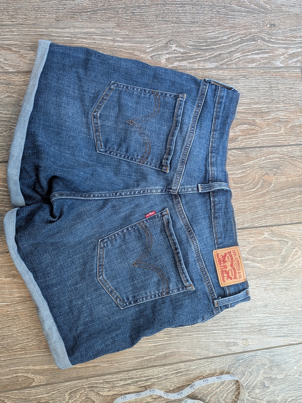 Levi's Mid Length Denim Shorts Size 31 Medium Wash Roll Hem - Picture 8 of 9